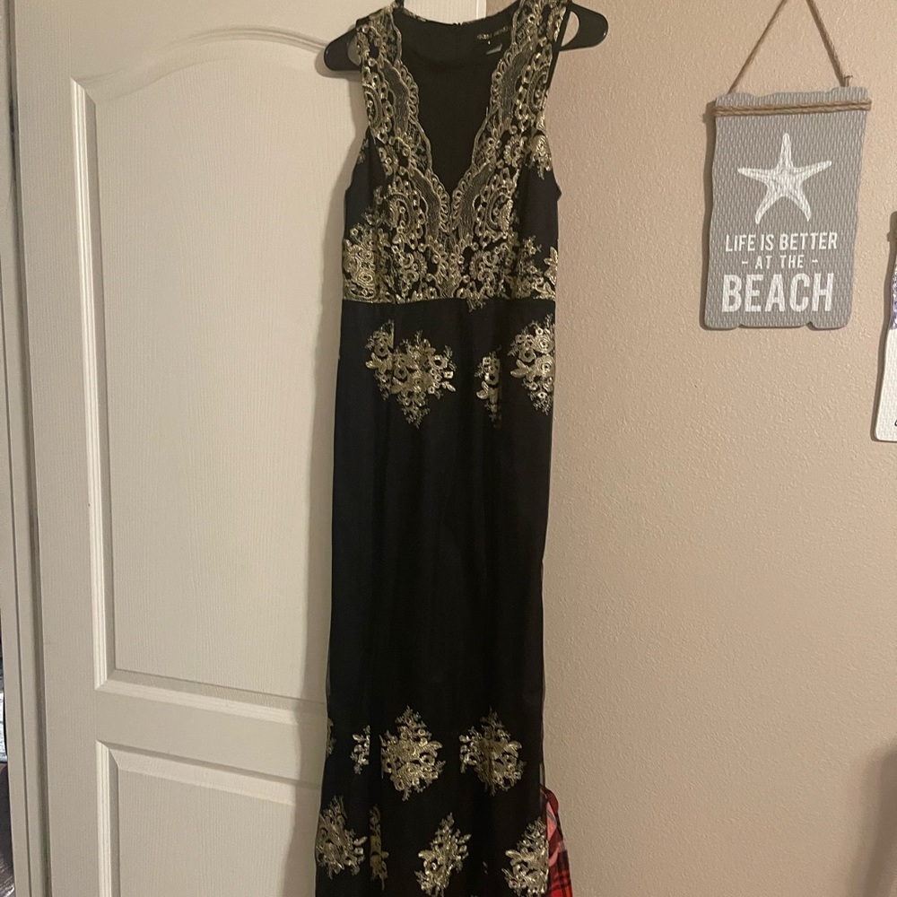 Worn once for special event. Beautiful dress. Pics don’t do it justice